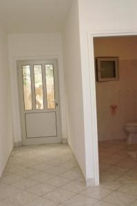 普利兹巴Apartment Grscica 4487a的一间带门和卫生间的浴室