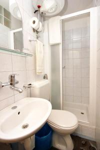 拉茨斯切Double Room Racisce 4341a的白色的浴室设有卫生间和水槽。