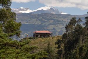 El CocuyBalcones de El Carrizal的山丘上的房子,背景是山