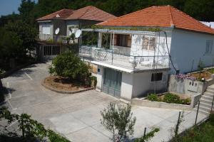 库希斯特Apartments by the sea Kuciste - Perna, Peljesac - 4540的一座大型白色房屋,设有红色屋顶