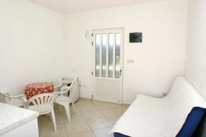 赞吉纳Apartments by the sea Luka Dubrava, Peljesac - 4568的小房间设有一张床、一张桌子和椅子