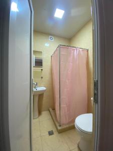 库塔伊西House 1899的带淋浴、卫生间和盥洗盆的浴室