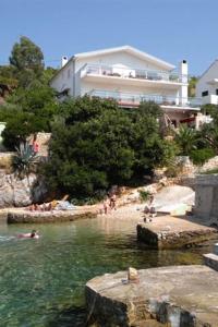 BrusjeFamily friendly seaside apartments Cove Jagodna - Brusje, Hvar - 4606的一群人在一个水体中游泳