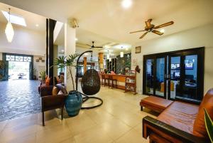 查龙Coco Retreat Phuket Resort and Spa - SHA Plus的带沙发和吊扇的客厅
