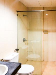 帕卢RedDoorz At Hotel Gajah Mada Palu的带淋浴、卫生间和盥洗盆的浴室