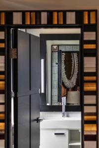 霍巴特科林达当代公寓的一间带水槽和镜子的浴室