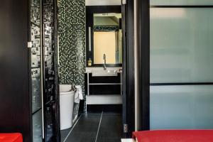 霍巴特科林达当代公寓的一间带水槽、卫生间和镜子的浴室