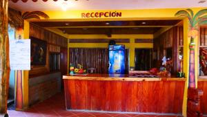 Santa CruzHotel Restaurante Los Cocos的餐厅的酒吧