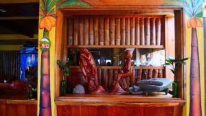 Santa CruzHotel Restaurante Los Cocos的客房内的木架和雕像