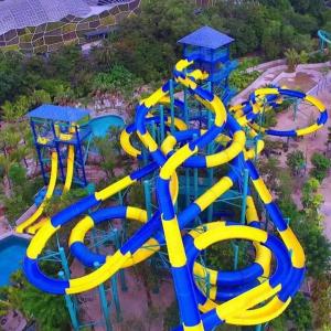 卧佛Forest Paradise Inn Teluk Bahang PRIVATE MALAY TRADITIONAL HOUSE CONCEPT HOTEL的水上公园空中景观及水滑梯