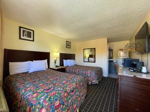瓦列霍Motel 7 - Near Six Flags, Vallejo - Napa Valley的酒店客房设有两张床和电视。