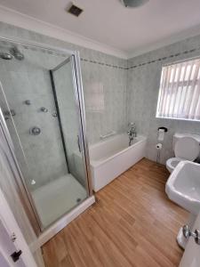 南本弗利特Contractors Home from Home的带淋浴、浴缸和卫生间的浴室