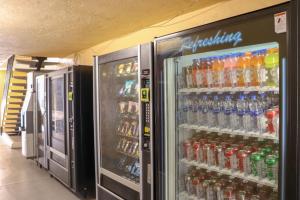 瓦列霍Motel 7 - Near Six Flags, Vallejo - Napa Valley的装满水和苏打水的冰箱