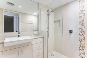 玛志洛珊瑚海公寓 的一间带水槽和淋浴的浴室