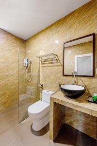 新山Hako Hotel Taman U的一间带水槽、卫生间和镜子的浴室