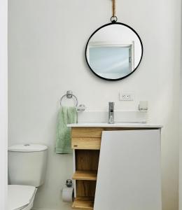 卡塔赫纳Le MARIE B&B的一间带镜子和卫生间的浴室