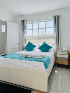 卡塔赫纳Le MARIE B&B的一间卧室配有一张带蓝色枕头的大床