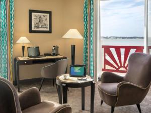 拉波勒拉波勒美居酒店的酒店客房配有书桌、电脑和椅子