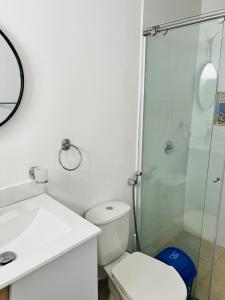 卡塔赫纳Le MARIE B&B的一间带卫生间和玻璃淋浴间的浴室