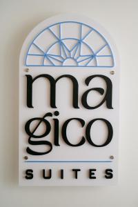 亚历山德鲁波利斯Magico Suites City Heart Luxury Appartments的窗口商店的标志