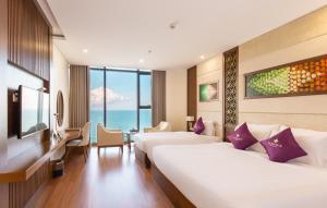 岘港Rosamia Da Nang Hotel的酒店客房设有两张床,享有海景。