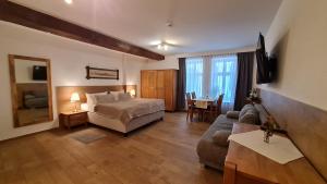 爱尔福特住宿酒店的一间卧室设有一张床和一间客厅。