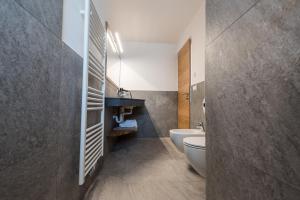 布列瑟农Mesnerhof Chalet的浴室配有白色卫生间和盥洗盆。