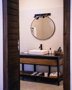 罕萨Offto Resort Hunza的一间带水槽和镜子的浴室