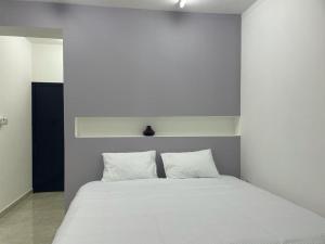 Ḩilf马安公寓的卧室配有白色的床和2个枕头