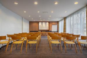 索林根Select Hotel Solingen的一个带椅子和讲台的讲座室
