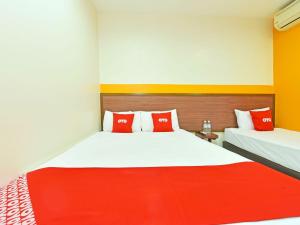 OYO 575 Hotel Dns客房内的一张或多张床位