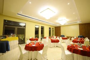SubrahmanyaThe Aurum Subrahmanya的宴会厅配有桌椅和红白桌布