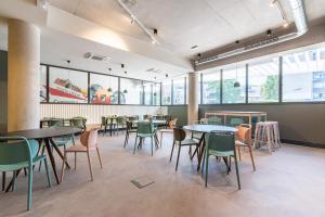 蒙彼利埃Student Factory Montpellier Sud的用餐室设有桌椅和窗户。