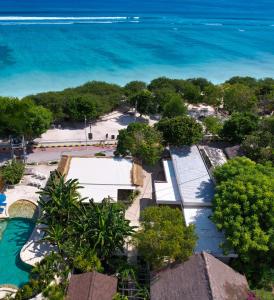 吉利特拉旺安Gili Teak Beach Front Resort的享有海滩和海洋的空中景致