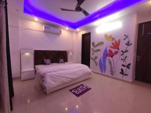 新德里Own Stay的一间卧室配有一张紫色天花板的床