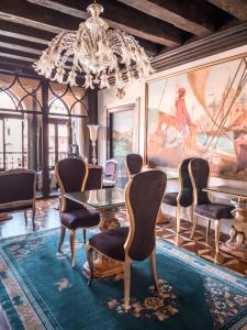 威尼斯EGO' Boutique Hotel - The Silk Road的一间带吊灯和桌椅的用餐室