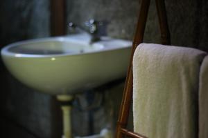 日惹Rumah Tembi的一间带水槽和毛巾的浴室