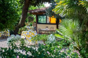 圣费利切-奇尔切奥I Lecci Guesthouse的花园内带桌椅的庭院