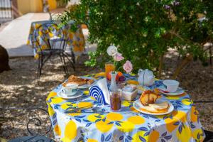 圣费利切-奇尔切奥I Lecci Guesthouse的一张蓝色的黄桌,上面有食物