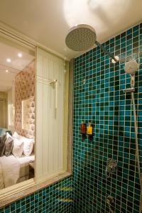 多纳保拉Villa Donna的浴室设有绿色瓷砖墙和淋浴。