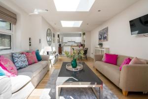 伦敦JOIVY 2-bed flat with garden in Battersea的客厅配有两张沙发和一张桌子