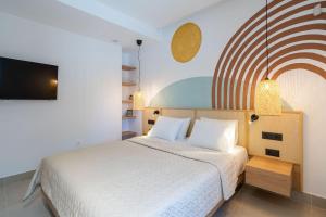 海若克利欧KoNoSo Luxury Apartments的一间卧室配有一张床和一台平面电视