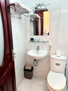 Ấp Bình HưngT's House Motel的一间带卫生间和水槽的浴室