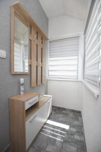 克拉多沃Relax Apartmani Rooms的一间带水槽和镜子的浴室以及窗户。