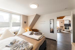 博尔库姆Sommerwind Borkum Alfonso Wohnung 3 - Urlaub mit Hund的一间卧室配有两张带毛巾的床