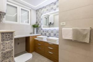 斯普利特Apartment FORTUNA的一间带卫生间、水槽和镜子的浴室