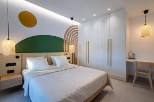 海若克利欧KoNoSo Luxury Apartments的一间卧室配有一张床和一张书桌