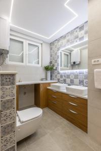斯普利特Apartment FORTUNA的一间带两个盥洗盆和卫生间的浴室