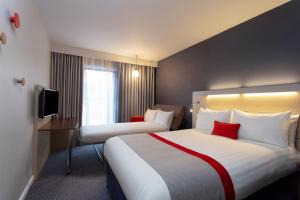切尔滕纳姆快捷假日切尔滕纳姆镇中心酒店的酒店客房设有两张床和电视。