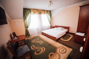 PetrikovБратіслава Тернопіль的一间卧室设有一张床和一个大窗户